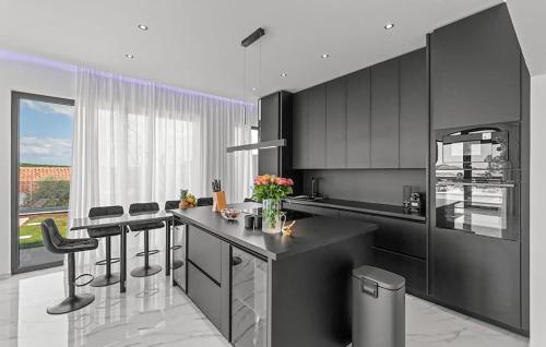 virtuve, Lovely Home In Sorici in Sorici