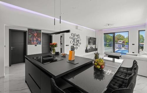 virtuve, Lovely Home In Sorici in Sorici