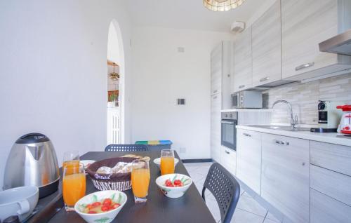 virtuve, 3 Bedroom Amazing Apartment In Avegno in Avegno