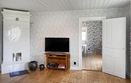 4 Bedroom Beautiful Home In Mönsterås (4 Bedroom Beautiful Home In Monsteras) in Timmernabben
