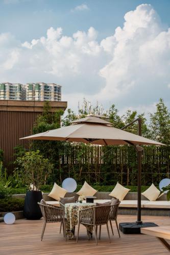 Yuexiu Hotel Guangzhou,Curio Collection by Hilton-Free shuttle between hotel and Exhibition Center during Canton Fair & Exhibitor Registration Counter