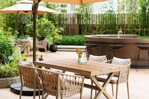 Yuexiu Hotel Guangzhou,Curio Collection by Hilton-Free shuttle between hotel and Exhibition Center during Canton Fair & Exhibitor Registration Counter