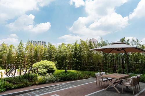 Yuexiu Hotel Guangzhou,Curio Collection by Hilton-Free shuttle between hotel and Exhibition Center during Canton Fair & Exhibitor Registration Counter