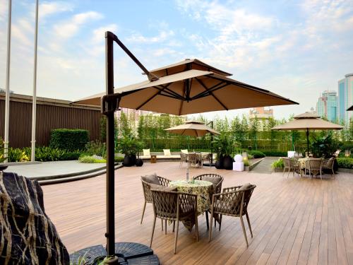 Yuexiu Hotel Guangzhou,Curio Collection by Hilton-Free shuttle between hotel and Exhibition Center during Canton Fair & Exhibitor Registration Counter