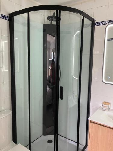 Studio calme et élégant avec vue mer