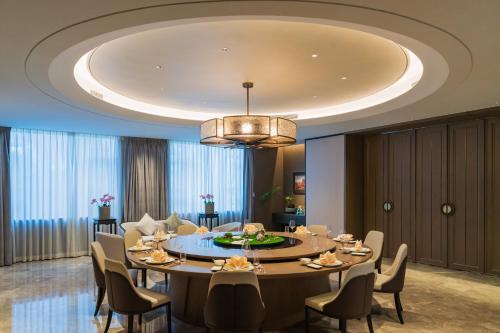 Yuexiu Hotel Guangzhou,Curio Collection by Hilton-Free shuttle between hotel and Exhibition Center during Canton Fair & Exhibitor Registration Counter