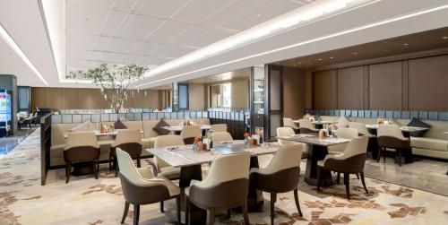 Yuexiu Hotel Guangzhou,Curio Collection by Hilton-Free shuttle between hotel and Exhibition Center during Canton Fair & Exhibitor Registration Counter