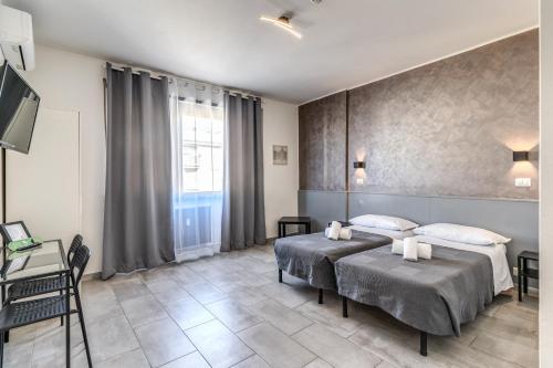 Radio Hotel - image 8