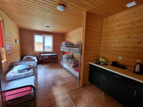 2 twin beds, 2 bunk beds