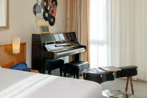 room detail thumbnail 1