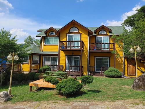 room detail thumbnail 2