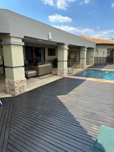 Elements Private Golf Estate - Earth Aspire - Moi Travel Signature Luxury Villa in Trompsburg