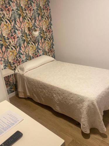 Single Room with Bathroom image 3