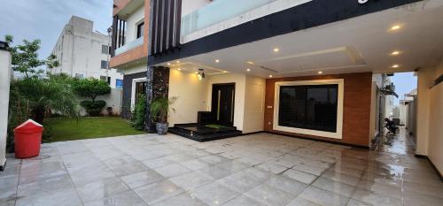 Haven Lodge Islamabad - 4BR Upper Apartment Private Entrance Rooftop & Jacuzzi - image 2
