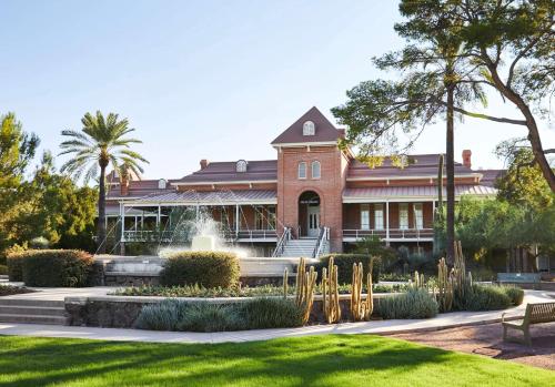 595974203 Graduate by Hilton Tucson