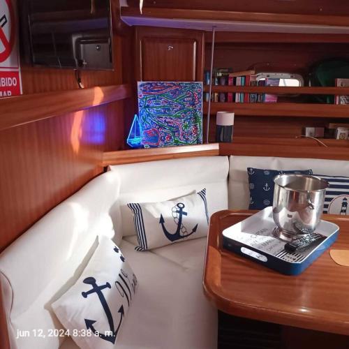 . Precioso Yate en el centro del Puerto de Mogan