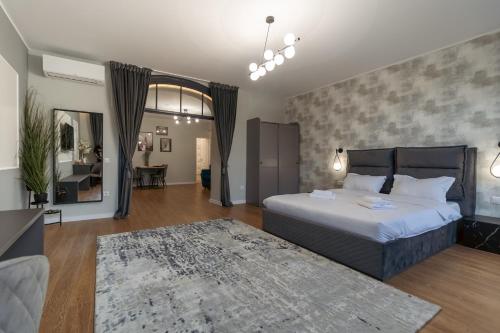 1 queen bed, 1 sofa bed
