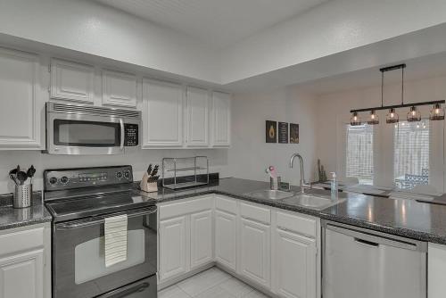 Luxury 5-BR Pool Grand Prairie in Grand Prairie, USA