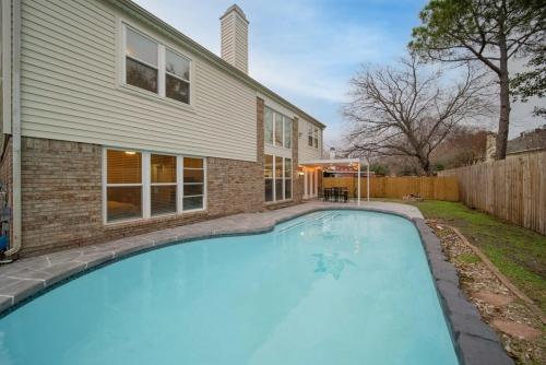 Luxury 5-BR Pool Grand Prairie in Grand Prairie, USA