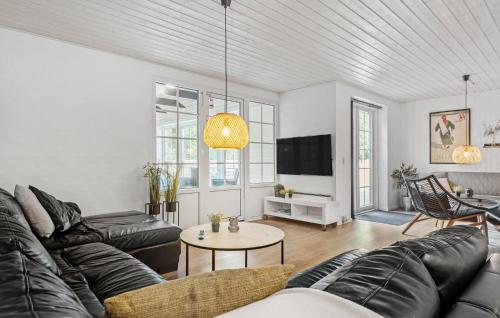 Cozy Home In Ringkøbing With Sauna near Hee Kirke