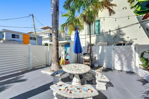 Waves On Desoto Studio With Pool # 3 in Hollywood, USA