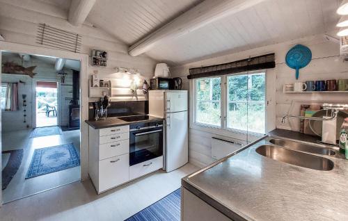 virtuve, 2 Bedroom Cozy Home In Annerstad in Annerstad