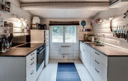 virtuve, 2 Bedroom Cozy Home In Annerstad in Annerstad