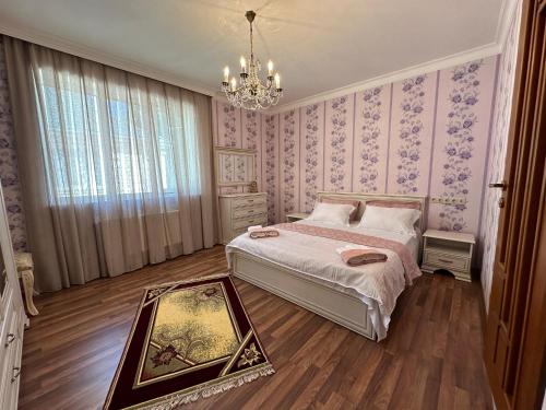 Spacious Yellow Villa with garden - up to 8 guests in กาบาลา