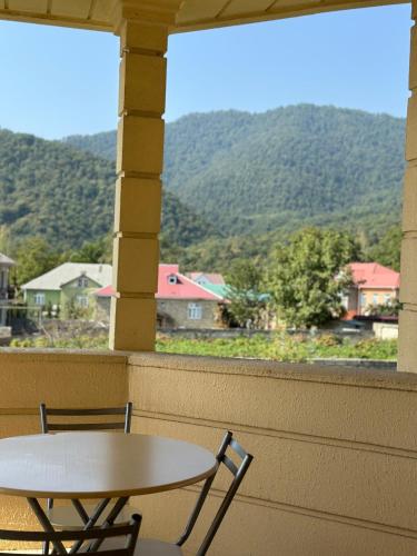 Spacious Yellow Villa with garden - up to 8 guests in กาบาลา