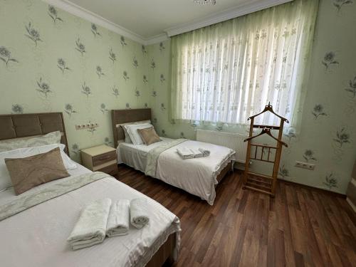 Spacious Yellow Villa with garden - up to 8 guests in กาบาลา