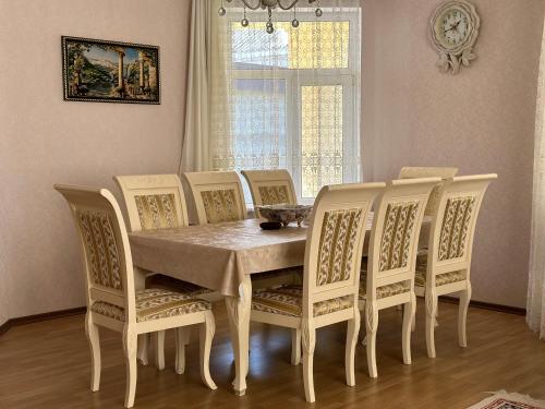 Spacious Yellow Villa with garden - up to 8 guests in กาบาลา