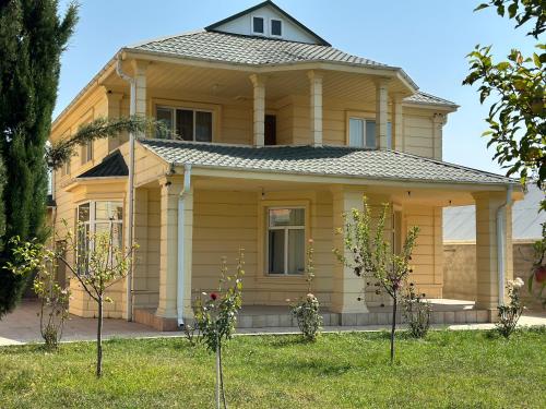 Spacious Yellow Villa with garden - up to 8 guests – khách sạn tại Gebele