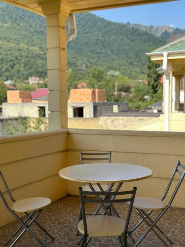 Spacious Yellow Villa with garden - up to 8 guests in กาบาลา