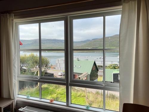Charming 3-bedroom Home With Stunning Fjord Views in Trongisvágur