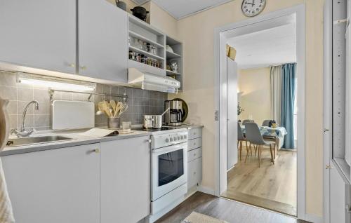 virtuve, 2 Bedroom Lovely Apartment In Allinge in Allinge