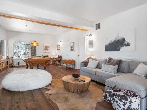 The Perfect Place To Gather W Family & Friends - Spacious Angel Fire Mountain Chalet - 3br Main House Plus 1br Guest House Royal Retreat By Boutiq in Angel Fire, USA