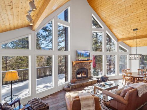 The Perfect Place To Gather W Family & Friends - Spacious Angel Fire Mountain Chalet - 3br Main House Plus 1br Guest House Royal Retreat By Boutiq in Angel Fire, USA