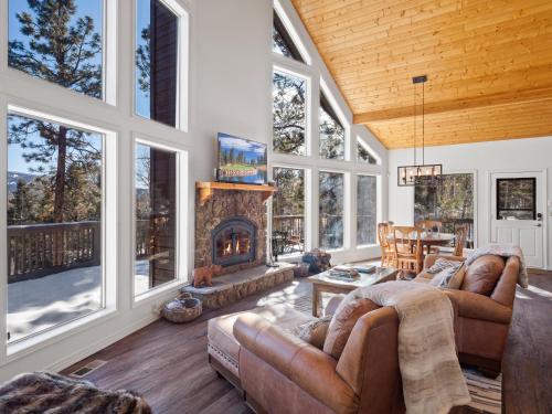 The Perfect Place To Gather W Family & Friends - Spacious Angel Fire Mountain Chalet - 3br Main House Plus 1br Guest House Royal Retreat By Boutiq in Angel Fire, USA