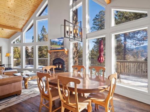 The Perfect Place To Gather W Family & Friends - Spacious Angel Fire Mountain Chalet - 3br Main House Plus 1br Guest House Royal Retreat By Boutiq in Angel Fire, USA