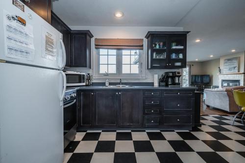 Serene Lakefront Retreat Explore and Unwind in Miller Lake (ON)