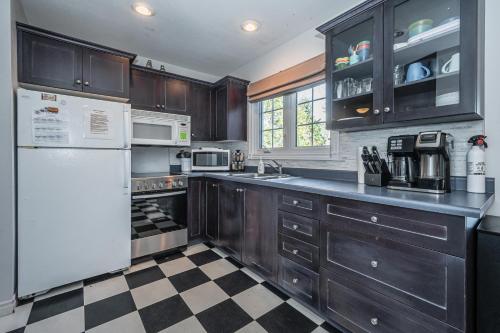 Serene Lakefront Retreat Explore and Unwind in Miller Lake (ON)