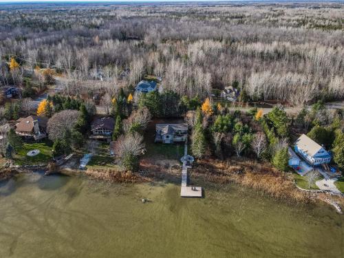 A szálláshely kívülről, Serene Lakefront Retreat Explore and Unwind in Miller Lake (ON)