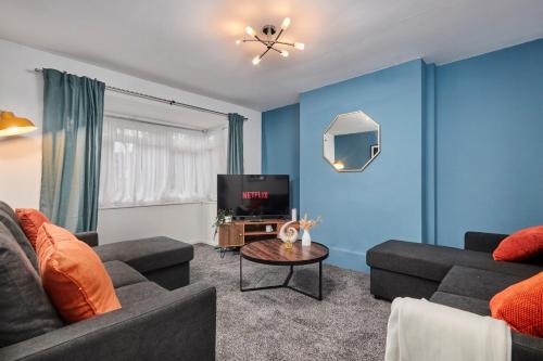Large home with free parking - 5 mins to St James' gîte à louer Northern Centre For Cancer Treatment