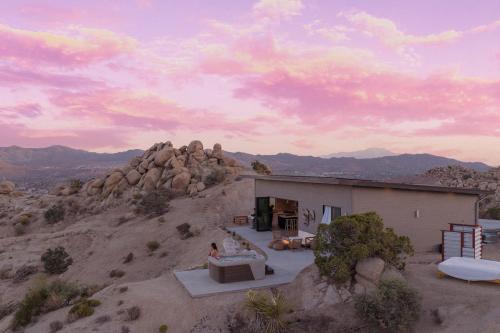 Fox Inn Epic Views, Hot Tub, Cowboy Tub, Grill in Yucca Valley, USA