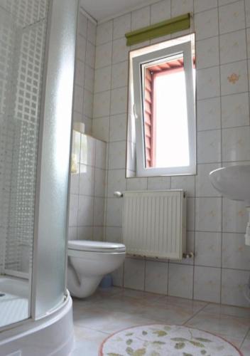 2 bedrooms, 6 beds
