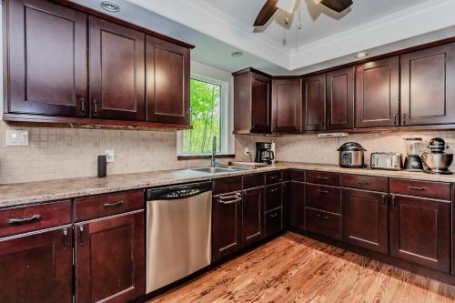 Creek Side Cozy & Serene Cottage Home in Red Bay (ON)