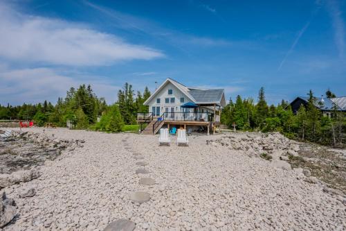 Elysium Private Waterfront Escape in Pike Bay (ON)