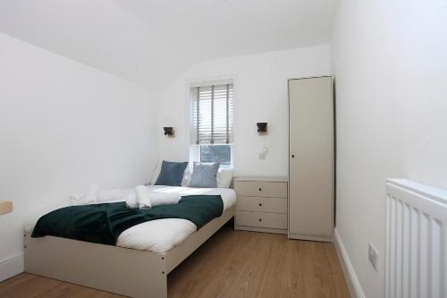 Westfield House Ensuites - WHOLE - Tap to explore photos