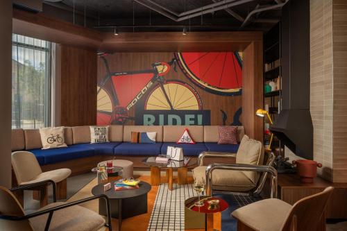 Фойє, Moxy Paris Clamart in Кламар