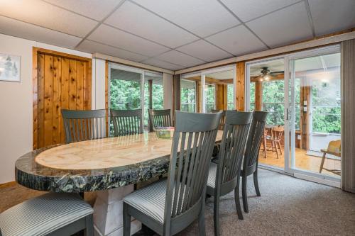 Létesítmények, Cozy Pet Friendly Getaway W Fireplace in Red Bay (ON)